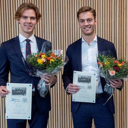 Lars Skaugen Strømholm og Raag August Sandal Rolfsen setter stor pris på anerkjennelsen. – Det er veldig gøy å få tildelt Lehmkuhl-stipendet for oppgaven. Det er en veldig anerkjent pris som tilsier at den forskningen vi har utført faktisk kan være med å bidra til nytenkning og innovasjon innenfor et ekstremt viktig fagfelt, sier Rolfsen. 