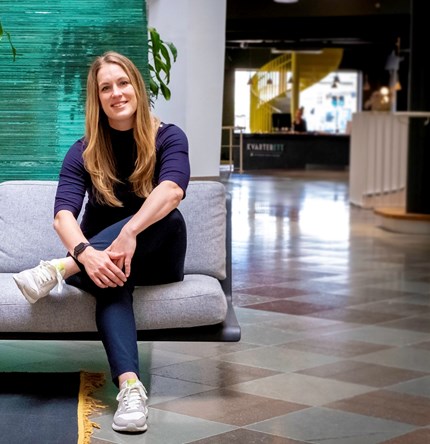 – Digitaliseringen i vår bransje er et tveegget sverd. På den ene siden åpner det opp for nye distribusjonskanaler for godt innhold og nye inntektsmuligheter, men samtidig har opplagstallene på papir og annonseinntektene falt for mange mediehus de siste årene, sier Anna Larsson. 