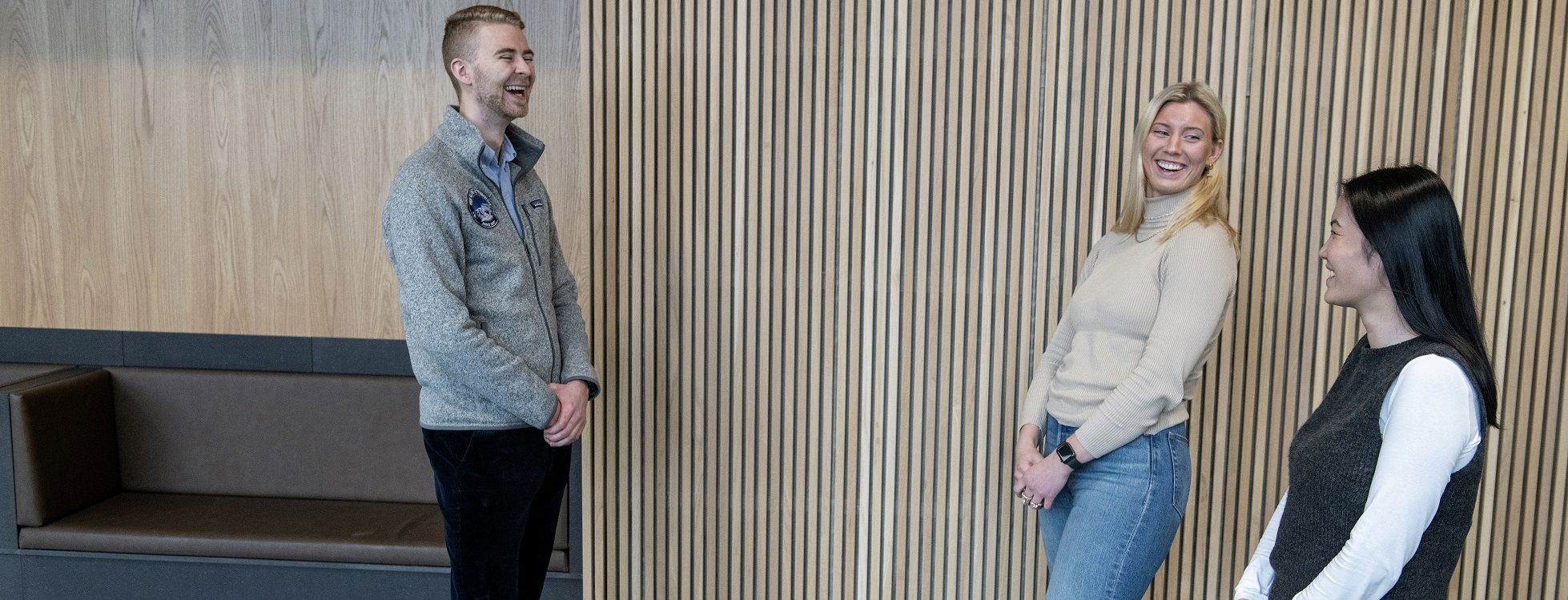 Master student Nils-Fredrik Solem (25) together with NHH students Sara Elin Bø (left) and Signe Zhi Kvammen Skibenes. 