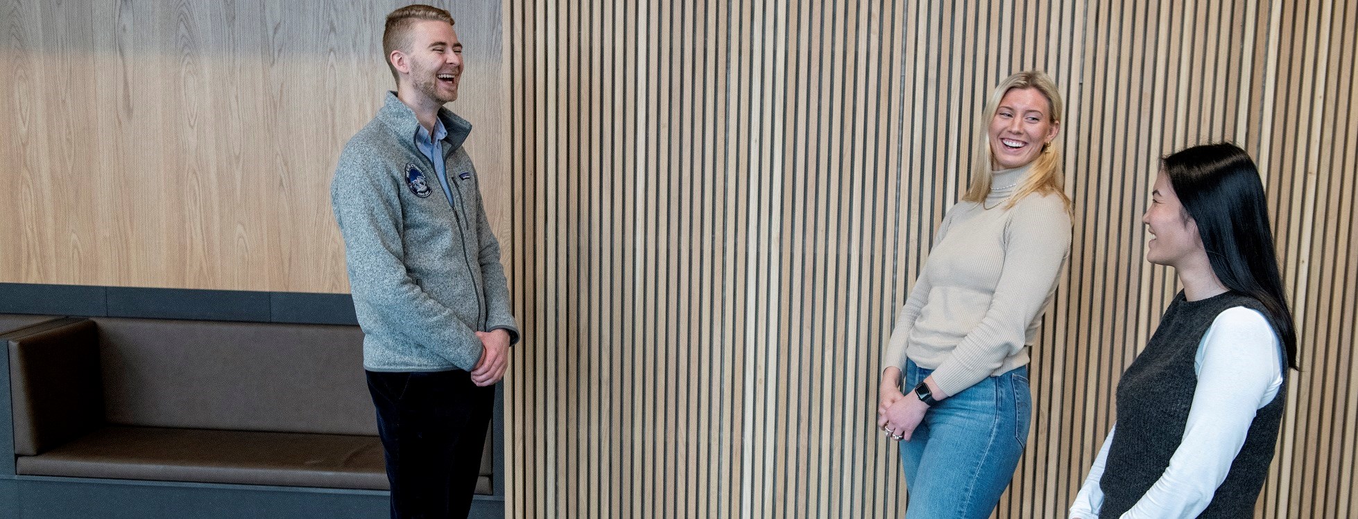 Masterstudent Nils-Fredrik Solem (25) i prat med NHH-studentene Sara Elin Bø og Signe Zhi Kvammen Skibenes (til høyre)