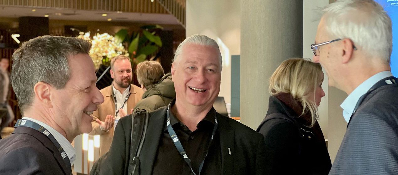 – Forskningen fra NHH skaper et bedre grunnlag for å forstå bransjen og hvordan vi skal utvikle den videre, sier Runar Hollevik, konsernsjef NorgesGruppen. På FOOD-konferansen i Oslo signerte han avtale med NHH. Her sammen med professor Frode Steen (i midten) og rektor Øystein Thøgersen (til høyre). Foto: Ove Sjøstrøm