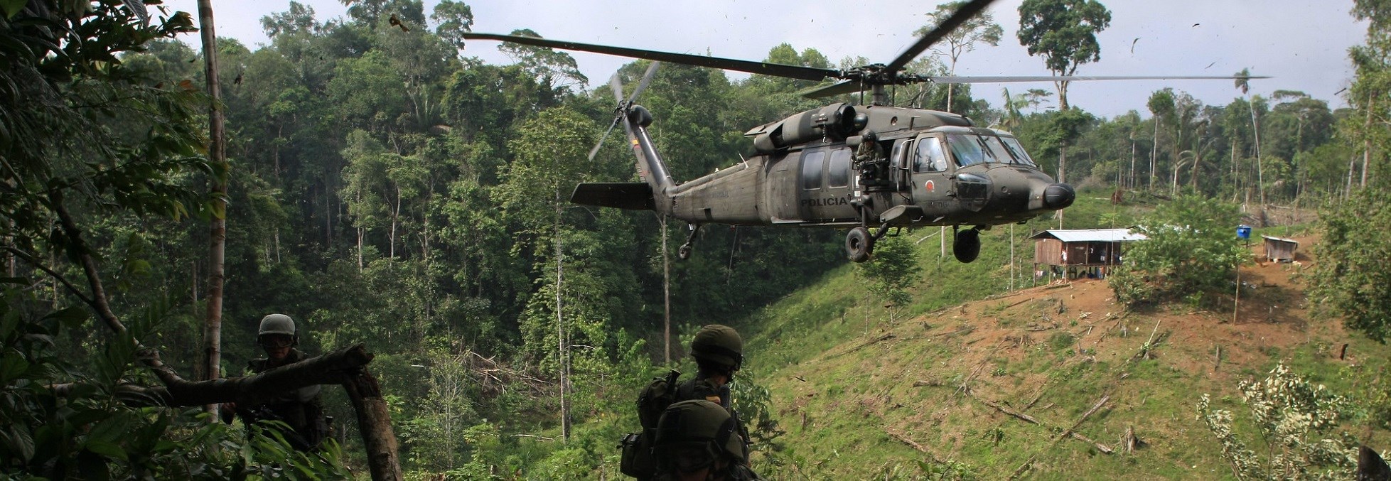 Kokain er destruktiv for forbrukerne, og den er svært ødeleggende for dem som produserer produktet. I fjor var det 13.873 drap i Colombia. Foto: Politiet på vakt etter at en koka-avling har blitt brent ned (AP William Fernando Martinez)