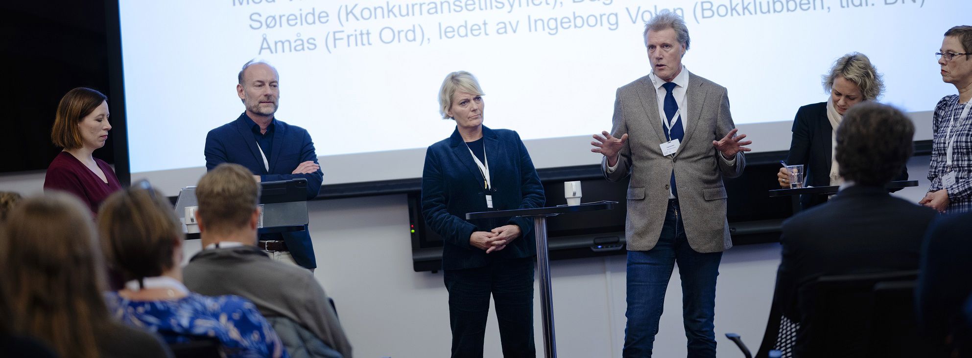 Medietilsynets årlige rapporter baserer seg på opplag, altså trykte aviser samt betalende (digitale) abonnenter. Det tas ikke hensyn til flere viktige faktorer, skriver SNF-forsker Tellef S. Raabe. Foto: Debattleder Ingeborg Volan, Knut Olav Åmås, Vibeke Fürst Haugen, Dag Sørsdahl, Tina Søreide og Mari Velsand på mediekonferansen i regi av SNF/NHH (Siv Dolmen)