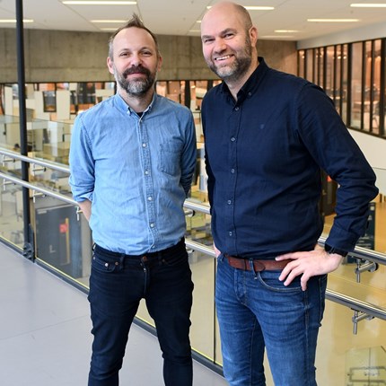 Professor Lars Jacob Tynes Pedersen og førsteamanuensis Sveinung Jørgensen ved Institutt for regnskap, revisjon og rettsvitenskap, NHH. 