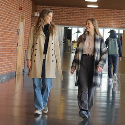 HISTORISK: NHH-studentene Cathrine Standal og Silje Bue er UKENs første bærekraftsansvarlige. Det har gitt resultater. Foto: Ove Sjøstrøm