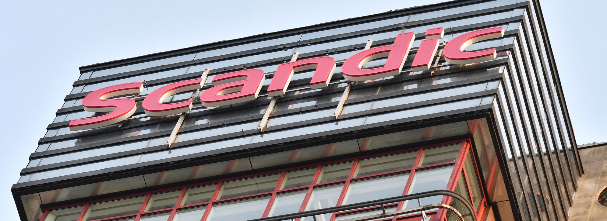 De store hotellkjedene er allerede noen av de største mottagerne av koronastøtte. Om store innbetalinger for tomme rom er en ekstra støtteordning for hotellene eller om det skyldes statlig feilvurdering, er uklart, skriver SNF-forsker Ole-Andreas Elvik Næss i DN. Foto: Scandic hotell, Triangeln (wikimedia, Johan Jönsson)  