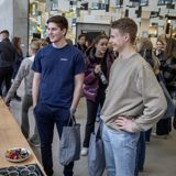 Henrik Karlsen (18) og Tobias Slinning Urke (18) var nysgjerrige på alle studenttilboda på NHH.  