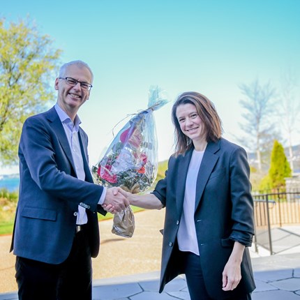 NHH-rektor Øystein Thøgersen gratulerer Siv Skard med opprykket. 