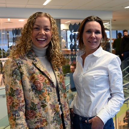 Mari Larsen Sæther, NHH alumni og leder for resirkulering hos TOMRA Textiles sammen med Vibeke Siljan Krohn, administrerende direktør i Tomra Textiles.