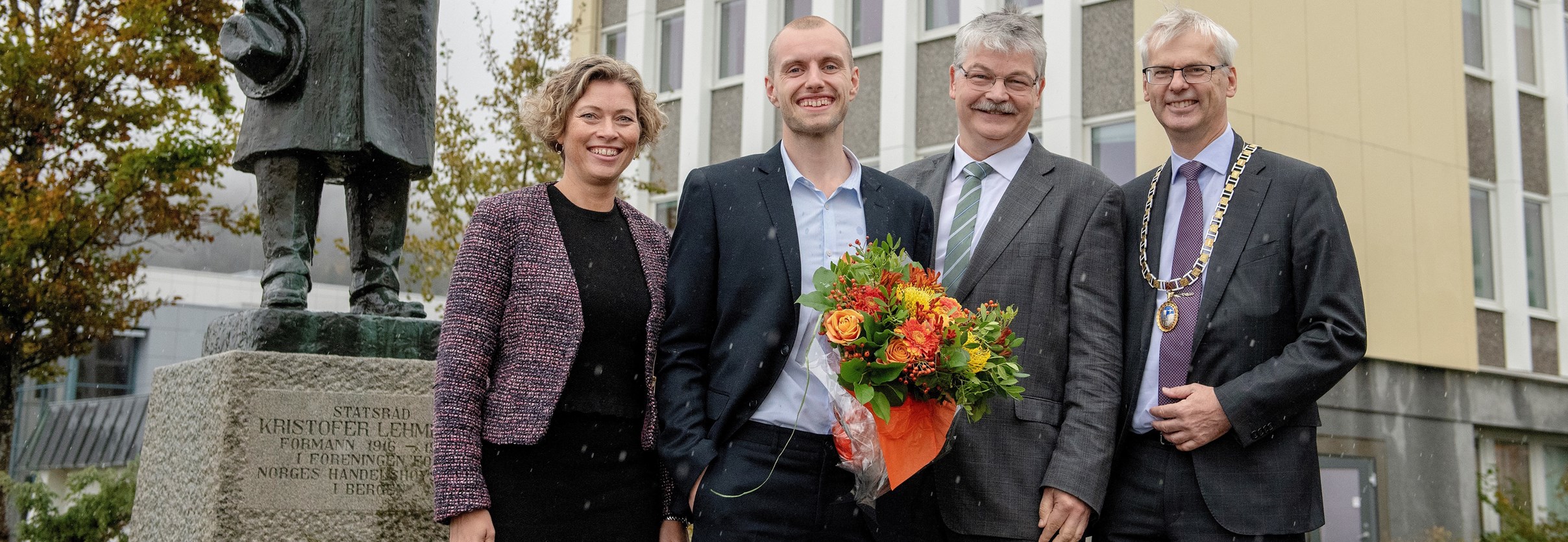 Prorektor ved NHH Therese E. Sverdrup, masterstudent og stipendvinner Christian Braathen, styreleiar i Kristofer Lehmkuhls Fond Hugo P. Matre og NHH-rektor Øystein Thøgersen.