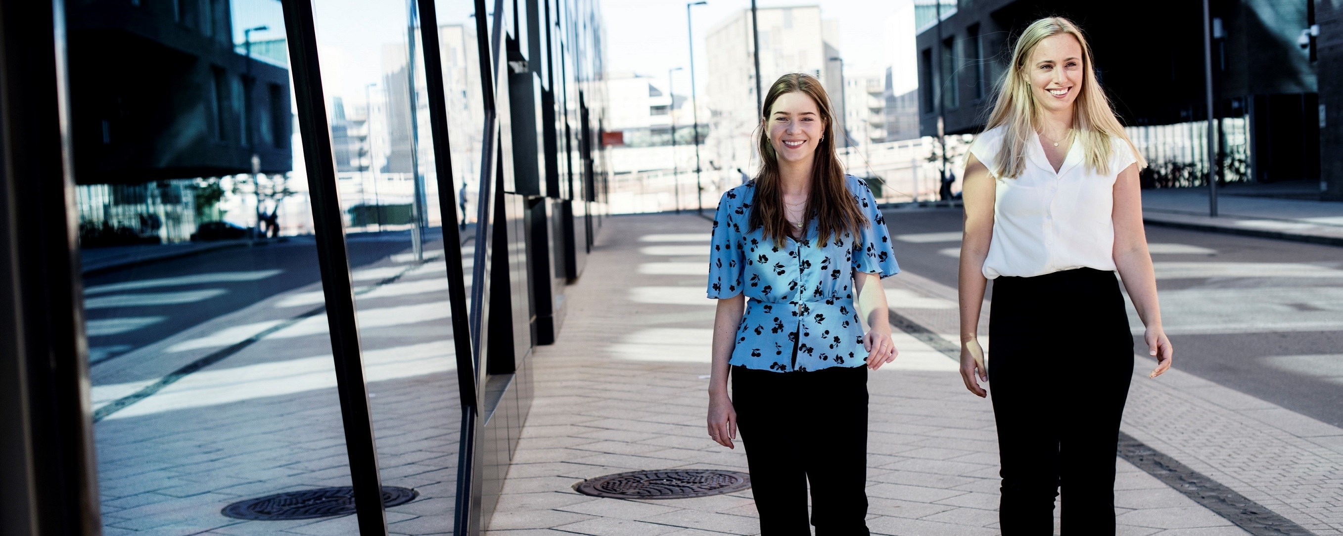 Masterstudentene Thea Lindqvist (til venstre) og Gunnhild Solemdal er blant studentene som har oppfylt de obligatoriske fagkravene i NHHs nye hovedprofil Business Analytics. I sommer hadde de internship i henholdsvis Capgemini og EY. Foto: Siv Dolmen