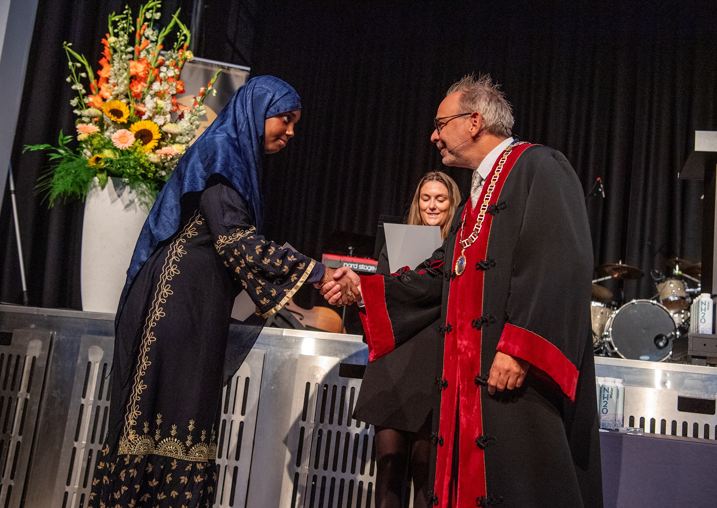Helge Thorbjørnsen og NHH-student under sermonien
