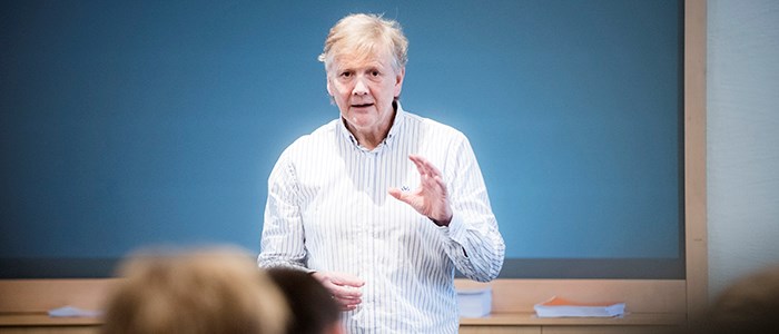 Trond Bjørnenak underviser.